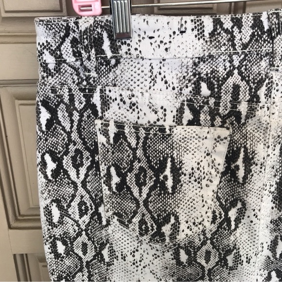 D Jeans  Denim Skirt Sz12 Snake Print Zip Front Short Very Cute - Picture 10 of 10